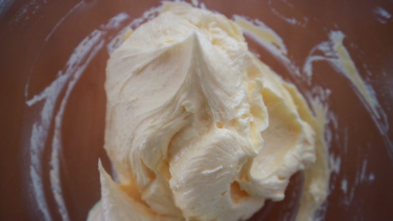 芒果椰香磅蛋糕,用刮刀翻拌均匀，此时的黄油糊会呈现顺滑光泽的质感，放置一旁备用