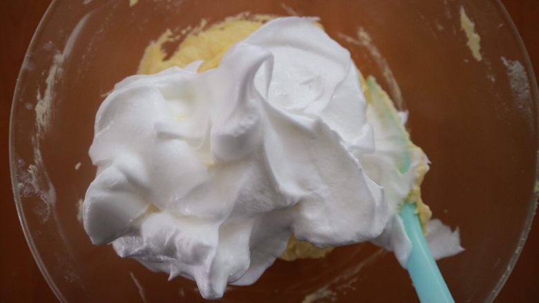 芒果椰香磅蛋糕,然后加1/3的蛋白霜到黄油糊中，黄油糊可以用打蛋器再打顺滑一下，用翻拌戚风的手法翻拌均匀，最开始会有些水油分离，不要紧