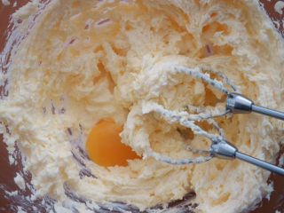 芒果椰香磅蛋糕,加入蛋黄继续打发，一次只加一个蛋黄，黄油充分吸收蛋液后再加第二个