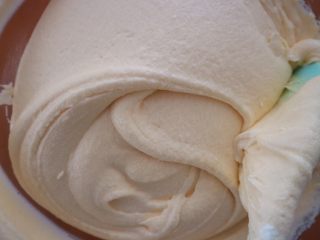 芒果椰香磅蛋糕,就这样按照蛋白霜与粉类分三次交替加入黄油霜的手法将整个面糊混合均匀，最后混合好的面糊顺滑细腻，没有水油分离