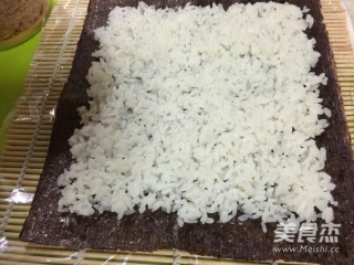 寿司樱花之恋,在海苔上面铺米饭，另外一面也要铺。