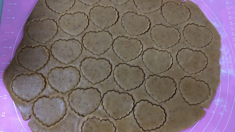 爱心型凤梨馅夹心挞饼,冷藏后取出擀成薄片，用心型模具压出心形面皮。