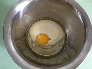 斑马纹戚风蛋糕,将玉米油、牛奶、细砂糖10克、一个蛋黄放入无水无油的干净盆中。