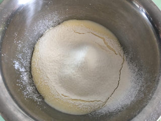 斑马纹戚风蛋糕,筛入低筋面粉。