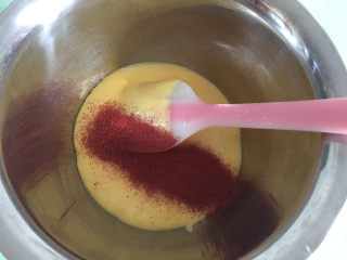 斑马纹戚风蛋糕,取一份蛋黄糊，筛入3克红曲粉。