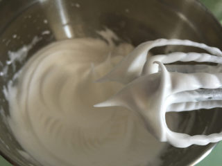 斑马纹戚风蛋糕,蛋白分三次加入白砂糖进行打发。这是打发好的蛋白的状态。