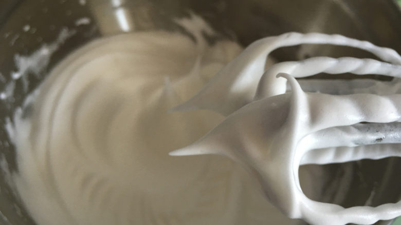 斑马纹戚风蛋糕,蛋白分三次加入白砂糖进行打发。这是打发好的蛋白的状态。