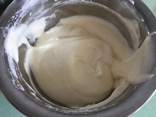 斑马纹戚风蛋糕,搅拌均匀后再加入一半的剩余蛋白，搅拌均匀 。