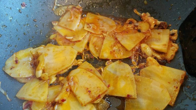 麻辣炒猪肚,倒入土豆片，快速翻炒。土豆片不要炒得太久太熟，会丧失口感切容易碎。