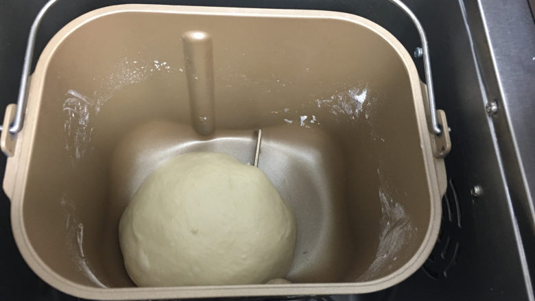 杏仁片小面包,整理好面团后再放入面包机内进行发酵30分钟。