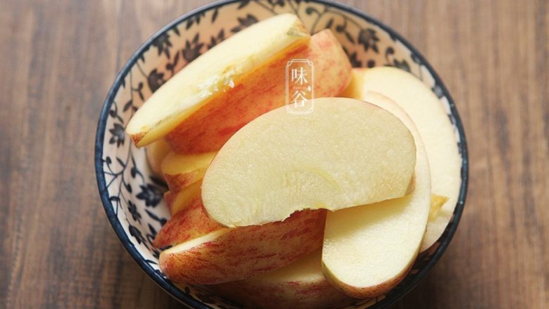 木瓜苹果瘦肉汤,<a style='color:red;display:inline-block;' href='/shicai/ 591'>苹果</a>洗净去籽切块。（如果待用时间长，则需要放到水里，防止氧化变黄）
