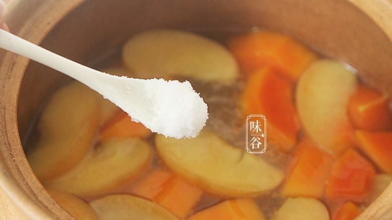 木瓜苹果瘦肉汤,关火前加入适量的食盐调味；