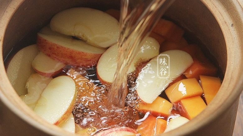 木瓜苹果瘦肉汤,放入适量清水。(水量：大约2L左右)盖上锅盖。
