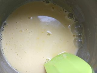 迷你水果挞,将牛奶倒入奶锅，小火加热后，分次倒入上一步的盆中，搅拌