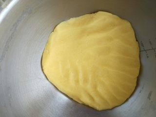 迷你水果挞,洒少许干粉（分量外），稍拍平，用保鲜膜包好入冰箱冷藏1小时。