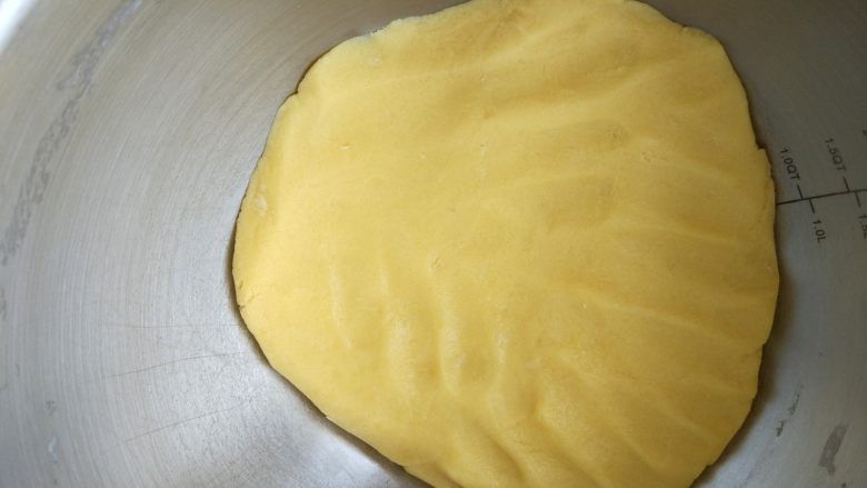 迷你水果挞,洒少许干粉（分量外），稍拍平，用保鲜膜包好入冰箱冷藏1小时。