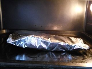 土豆烤羊排,把葱姜蒜除净，单独用锡纸将羊排整个包住，放在烤盘上。入预热好的烤箱中层，上下火180度，烤30分钟左右。快烤好的时候，洗净削皮一个土豆，切块