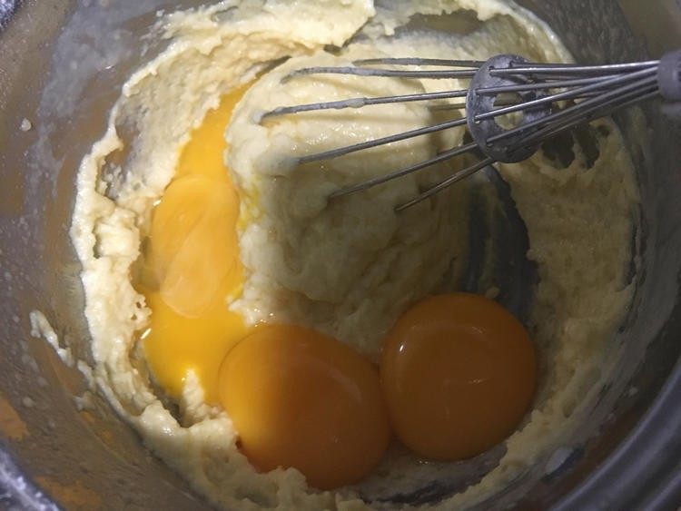 萨瓦林蛋糕,加入4个蛋黄。