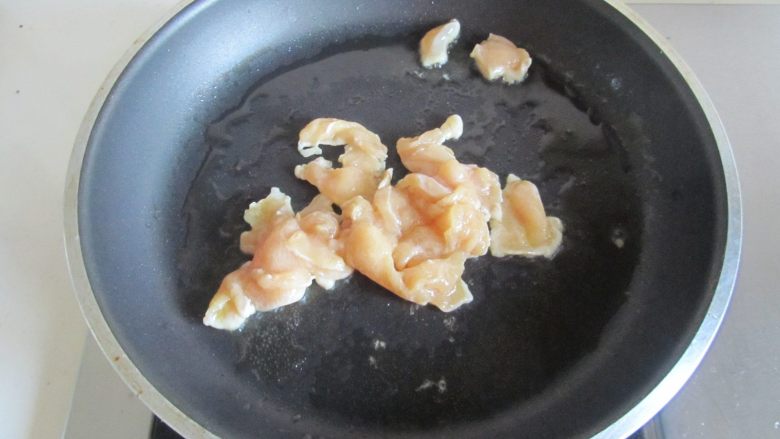 芦笋口蘑炒鸡片,烧热锅放入适量的油， 下入腌制好的鸡片进去翻炒；