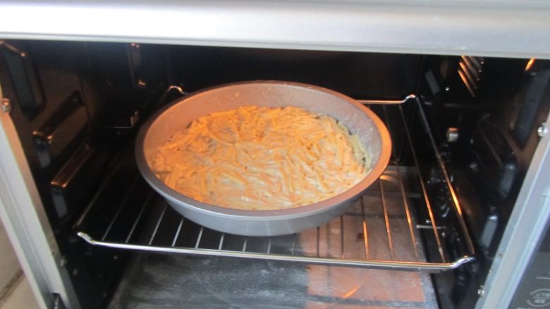 火腿杂蔬红薯披萨,烤箱预热170度， 将烤盘放入， 中下层烘烤15分钟；
