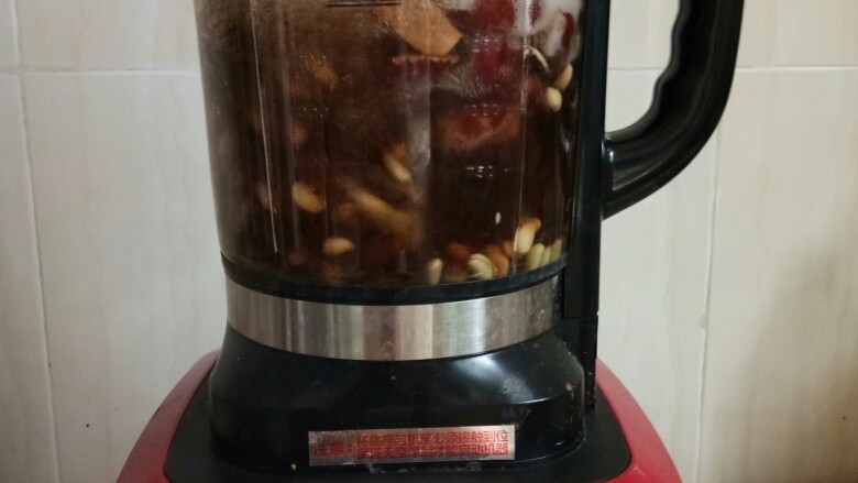 黑豆红枣豆浆,料理机边加热力搅拌。