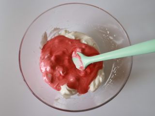红丝绒芒果蛋糕,翻拌均匀的面糊倒回剩余的2/3蛋白霜中