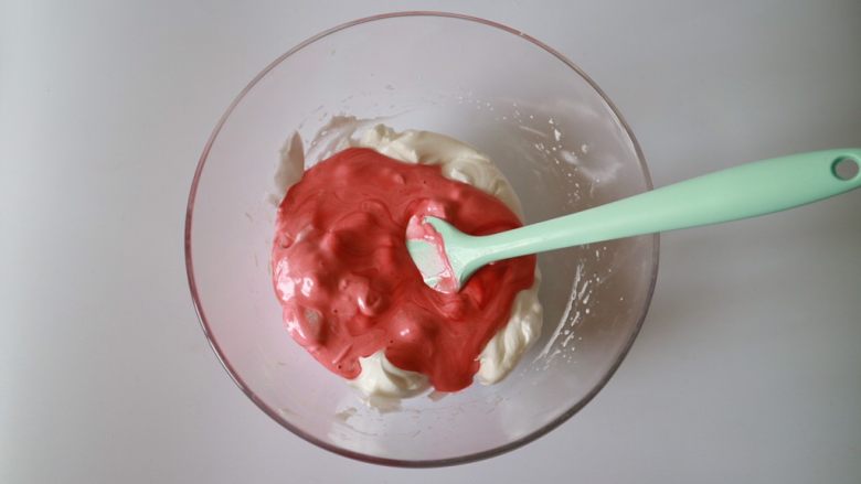 红丝绒芒果蛋糕,翻拌均匀的面糊倒回剩余的2/3蛋白霜中