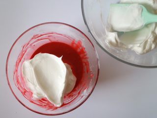 红丝绒芒果蛋糕,分两次混合，先加入1/3的蛋白霜到红丝绒蛋黄糊中，翻拌均匀