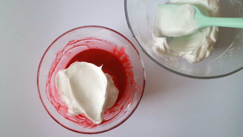 红丝绒芒果蛋糕,分两次混合，先加入1/3的蛋白霜到红丝绒蛋黄糊中，翻拌均匀