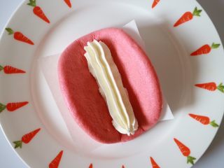 红丝绒芒果蛋糕,将淡奶油加细砂糖打发
先在底部挤一条