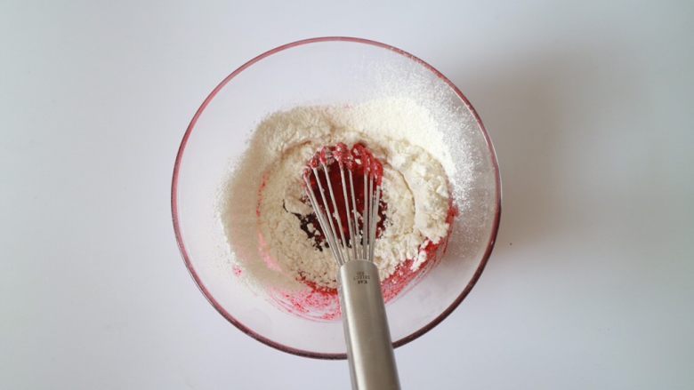 红丝绒芒果蛋糕,过筛加入低筋面粉