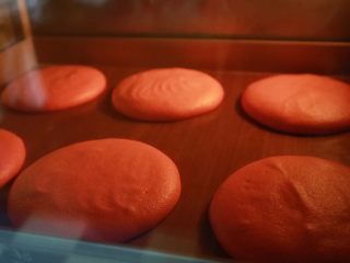 红丝绒芒果蛋糕,入烤箱。170度烤15分钟左右 
千万不能烤太久了，不然边缘位置会变得比较脆，不好弯折