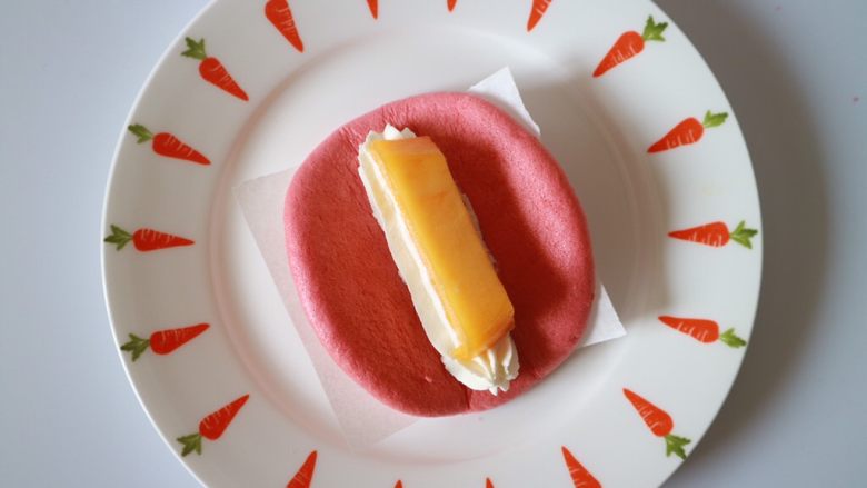 红丝绒芒果蛋糕,摆上水果，这里水果的粗细要均匀些