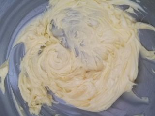 香葱曲奇,用电动打蛋器把黄油打发成颜色发白。