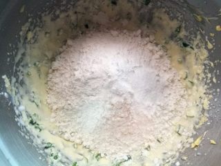 香葱曲奇,再加入过筛的低筋面粉和盐。