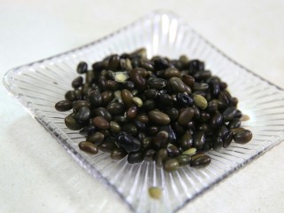 黑豆银耳豆浆,黑豆用清水浸泡8小时左右洗净。