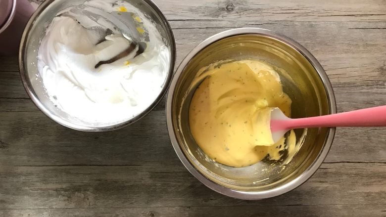 薄荷戚风蛋糕,先取三分之一蛋白霜至蛋黄糊中。上下切拌方式混合均匀。
