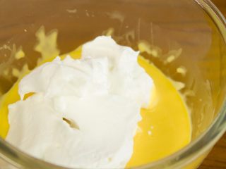 网红肉松小贝,再分三次将蛋白加入到蛋糊中进行搅拌。搅拌直到蛋白和蛋黄糊完全融合。将面糊装入裱花袋中。