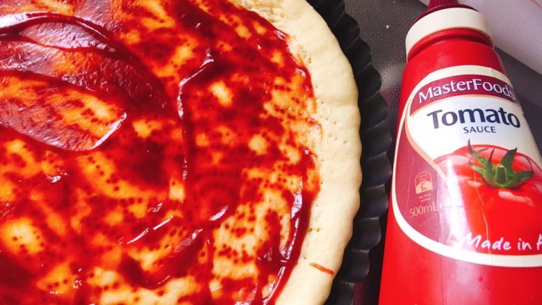西班牙香肠披萨（快手版）,披萨皮烤好了，涂抹上一层<a style='color:red;display:inline-block;' href='/shicai/ 699'>番茄酱</a>。