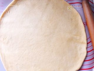西班牙香肠披萨（快手版）,先擀平成圆形，然后再次揉成团，用保鲜膜包起来冷藏一刻钟左右。