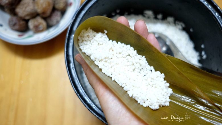 蜜枣白米甜粽,铺入适量糯米。