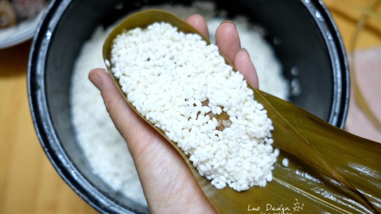 蜜枣白米甜粽,盖上糯米。
我是不介意有点馅料露出来的，
如果泥萌介意，自己把米铺平整。