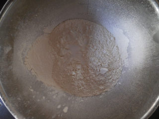 免洗涼皮,先將鹽和面粉倒入到盆子里。