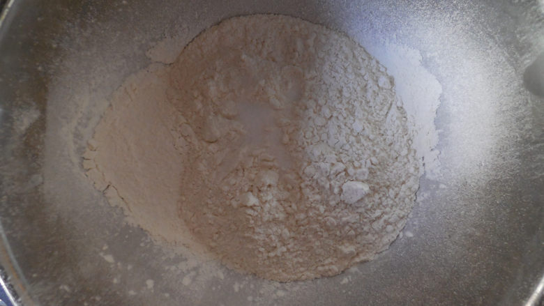 免洗凉皮,先将盐和面粉倒入到盆子里。