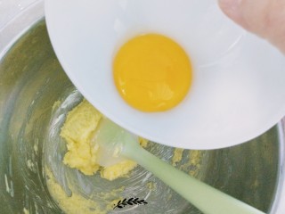 香葱咸味阿拉棒,搅拌至无颗粒后，加入蛋黄，搅拌。