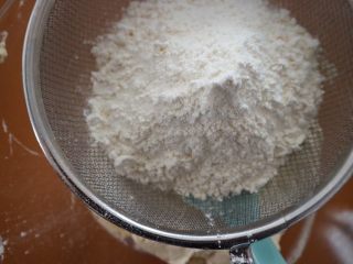 百香果磅蛋糕,接着过筛加入低筋面粉，大致切拌均匀至无干粉