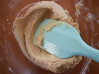 百香果磅蛋糕,用刮刀将黄油与黄砂糖混合均匀，这样可以防止打发的时候，砂糖四处飞溅