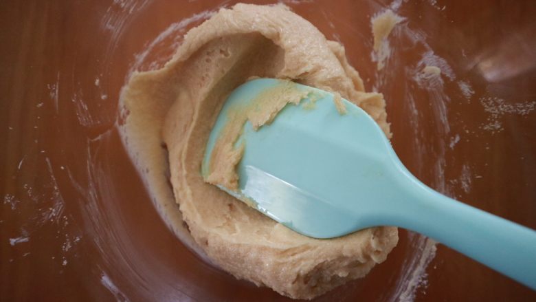 百香果磅蛋糕,用刮刀将黄油与黄砂糖混合均匀，这样可以防止打发的时候，砂糖四处飞溅