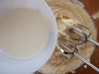 百香果磅蛋糕,淡奶油分次倒入黄油中进行打发，黄油充分吸收了淡奶油后再加入下一次