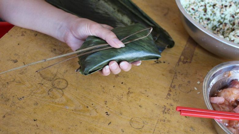 广式香菇花肉粽子（超详细，两种办法）,（长形粽子）取一水草，在10-15cm处往回折一下，像一个不规则n形（看图）